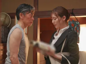 Con đĩ ngực bự nói rằng trò chơi chẳng vui chút nào và cô ta muốn quan hệ tình dục qua điện thoại với bạn thân của mình!