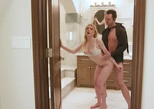 Cô gái trẻ muốn xem bình luận