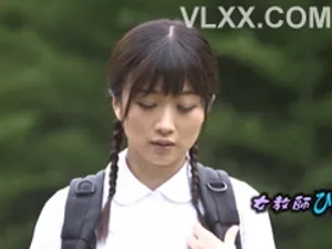 Menghan 18 tuổi: Ngốc quá, Menghan thích thú với hai anh chàng hài hước đến nỗi không thể ngừng cười, Ahhhh Bố ơi, nhanh lên và làm con mạnh hơn đi, con muốn đạt cực khoái, con chưa thỏa mãn sau khi xuất tinh, con muốn thủ dâm lần nữa!